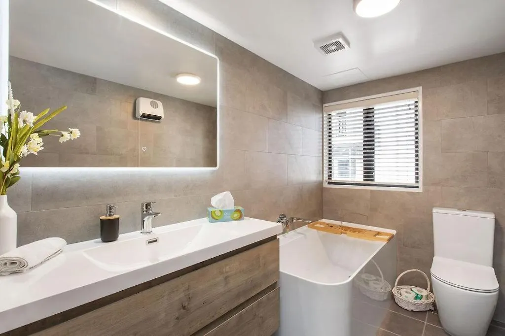 Location Cbd Close To Hospital And Hagley Park With Free Parking Christchurch
