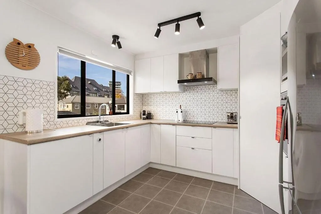 Location Cbd Close To Hospital And Hagley Park With Free Parking Christchurch 0*,